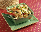 Asiatisches Nudelgericht mit Garnelen und Gemüse