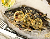 Gebratener Fisch mit Zitronen, Oliven und Kräutern