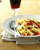 Pappardelle mit Tomaten, Oliven und Parmesan