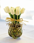 weiße Tulpen in Artischockenvase