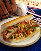 Sandwich mit Bratwurst, Zwiebeln und Paprika; Baseball-Deko