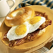 Bagel with fried egg and bacon for breakfast (USA)