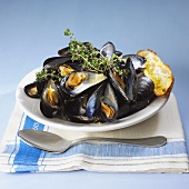 Steamed Mussels with Thyme and Garlic Toast