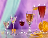 Verschiedene alkoholische Getränke in Gläsern