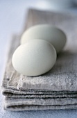 Zwei Eier auf grobem Leinentuch
