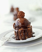 Schokoladendessert aus Eis, Kuchen und Praline