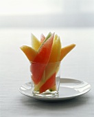 Verschiedene Melonenschnitze im Glas