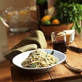 Dünne Spaghetti mit Salbei und Parmesan; Rotwein