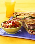 Sandwich mit Schinken und Käse und Tomatensalat