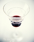 Glas Rotwein, fast ausgetrunken