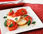 Geräucherter Mozzarella mit Tomaten, Basilikum & Pinienkernen