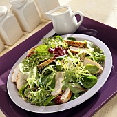Blattsalat mit Hähnchenbrust; Parmesan-Sahne-Dressing