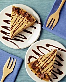 Zwei Stücke Peanut Butter Pie mit Schokoladensauce