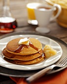 Pancakes mit Butter, Sirup und Apfelmus
