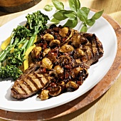 Gegrilltes Steak mit Teriyakisauce, Pilzen und Gemüse