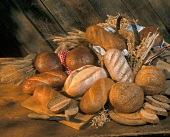 Rustikales Brotstilleben mit Ähren