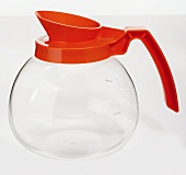 Leere Kaffeekanne aus Glas mit rotem Griff