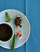 Ein Löffel Pesto mit Knoblauch und Basilikum