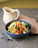 Kleiner gemischter Salat, Dressing und Bund Salbei