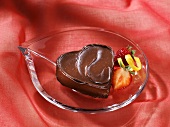 Herzförmiges Brownie mit Schokoladenglasur