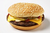 Cheeseburger mit Essiggurken, Zwiebeln und Ketchup