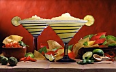 Zwei Margaritas, bunte Tortillachips und Salsa (Mexiko)