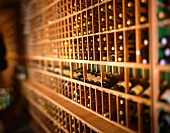 Viele Weinflaschen in Regalen im Weinkeller