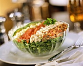 Gehackter Blattsalat mit Schinken, Speck, Ei, Gemüse