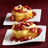 Sponge slices with strawberries, rum, custard and almonds