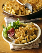 Macaroni and cheese with breadcrumbs and salad (USA)
