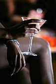 Frau mit Cocktail im Nachtclub (Nahaufnahme)