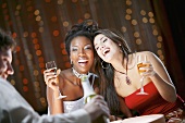 Zwei Frauen mit Cocktails im Nachtclub