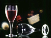 Ein gefülltes und ein leeres Rotweinglas