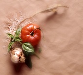 Tomate, Knoblauch, Basilikum und geriebener Käse