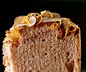 Ein Stück Angel-Food-Cake mit Schokoglasur und Haselnüssen