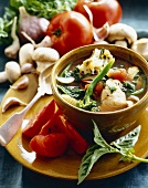 Schale mit Truthahn-Gemüsesuppe und Tomatenschnitzen