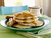 Pancakes with maple syrup and butter, sausages (USA)
