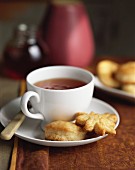 Eine Tasse Tee mit Scones