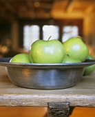 Green apples (Granny Smith) in a bowl