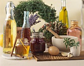 Stillleben mit Honig, Marmelade, Essig und Öl