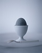 Ein Steinei im Eierbecher