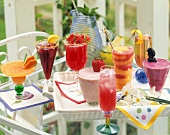 Viele verschiedene Sommercocktails