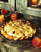 Pfirsichpie auf altem Küchenschrank