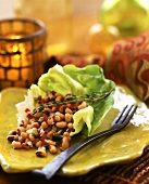 Augenbohnensalat im Salatblatt