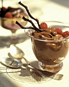 Schokoladenmousse, garniert mit Himbeeren in Dessertgläsern