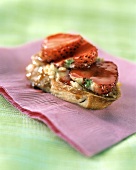 Belegtes Brot mit Erdbeeren und Honig