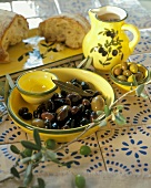 Eingelegte Oliven mit Weißbrot