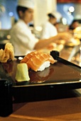 Lachssushi auf Platte in japanischem Restaurant