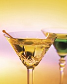 Martini mit Oliven, bunt beleuchtet
