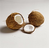 Zwei Kokosnüsse, ganz und angeschnitten
